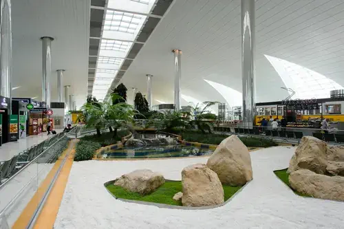 ドバイ国際空港の豪華な空港内庭園