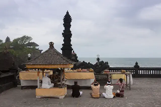 ヒンドゥー教の元日「ニュピ」に海辺で儀式に勤しむ人々