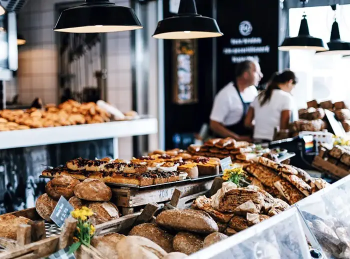 ローカルなベーカリーの店先に並ぶ様々なパン