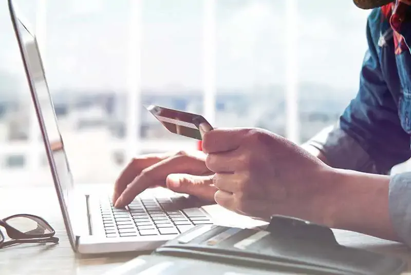 カードを利用してチケットをオンライン予約する様子