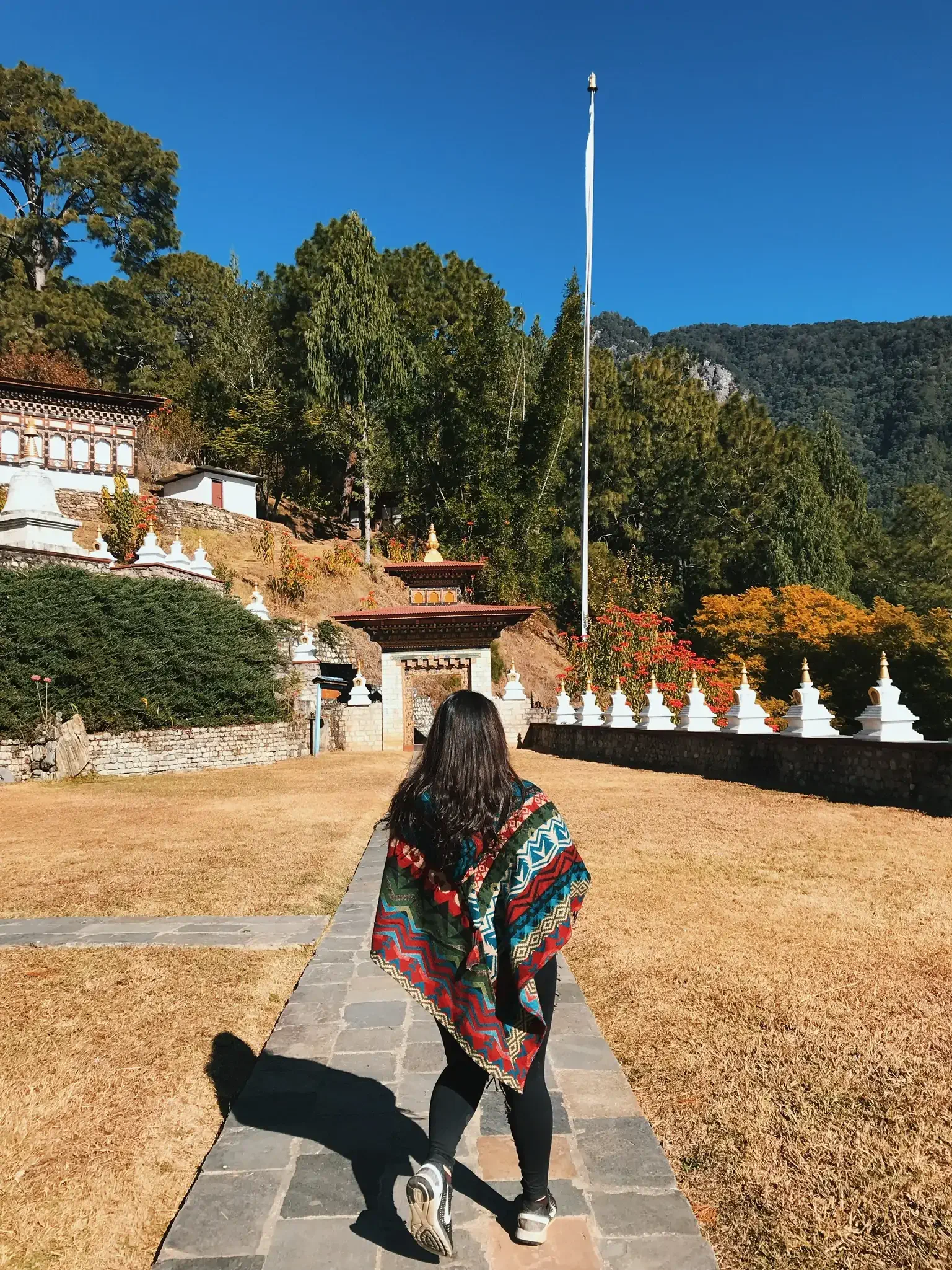 冬のブータン旅行に必須の持ち物リスト - ブータンハイキングに備えて現地で調達したヤクのポンチョ