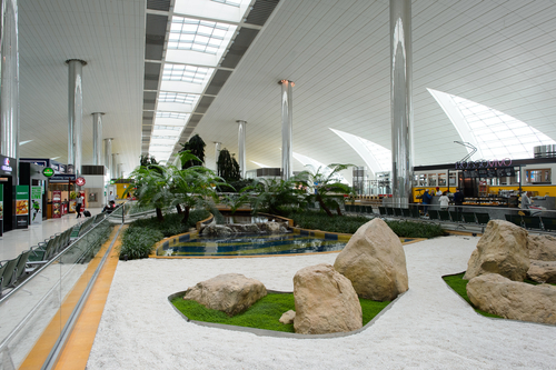 ドバイ国際空港の豪華な空港内庭園