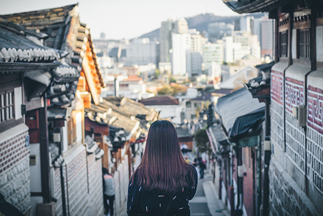 韓国・ソウルのダウンタウンを見下ろす女性