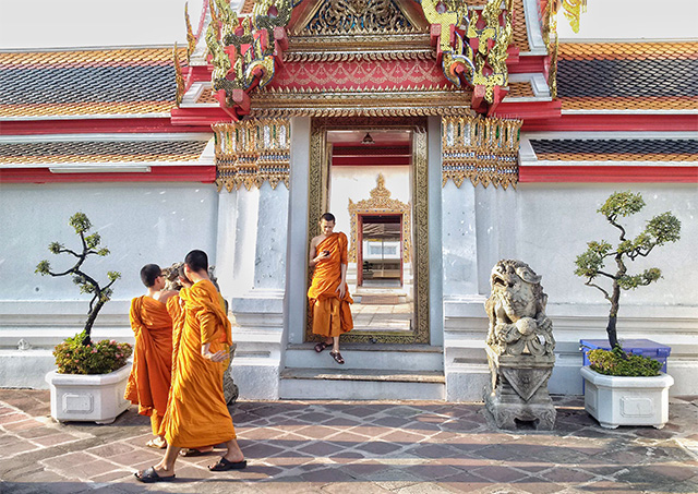 タイ・バンコクの寺院前で憩う僧侶たちの様子