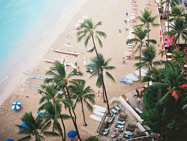 色とりどりのパラソルやボートが並ぶハワイ・ホノルルのビーチ