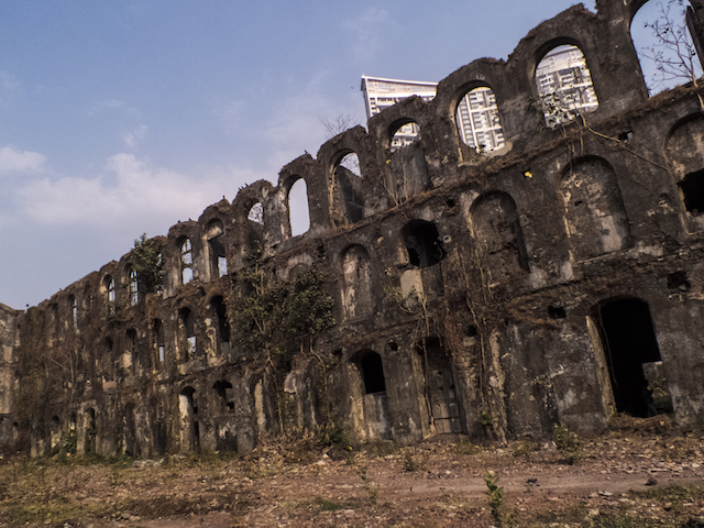 インド・ガージェン地区の廃墟と化した墓地に残された建物の様子