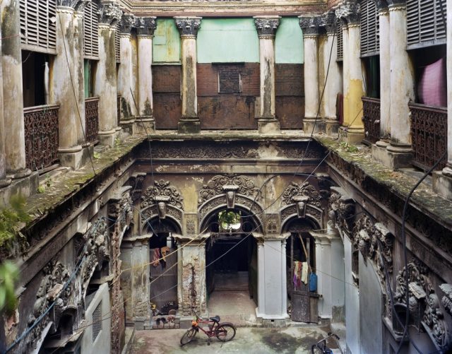 インド・コルカタ市にある廃墟と化した遺跡の内部