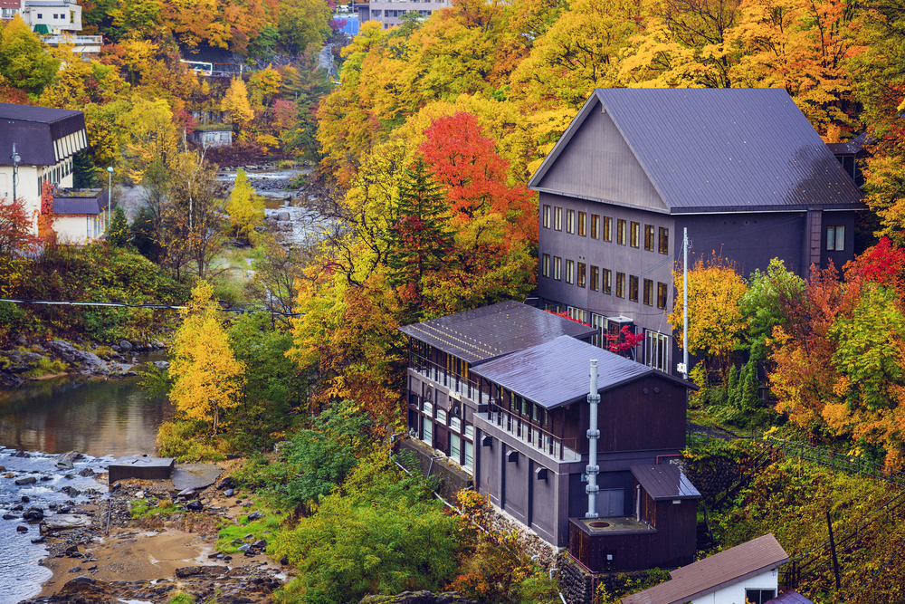 札幌・定山渓温泉街の紅葉に包まれた温泉宿