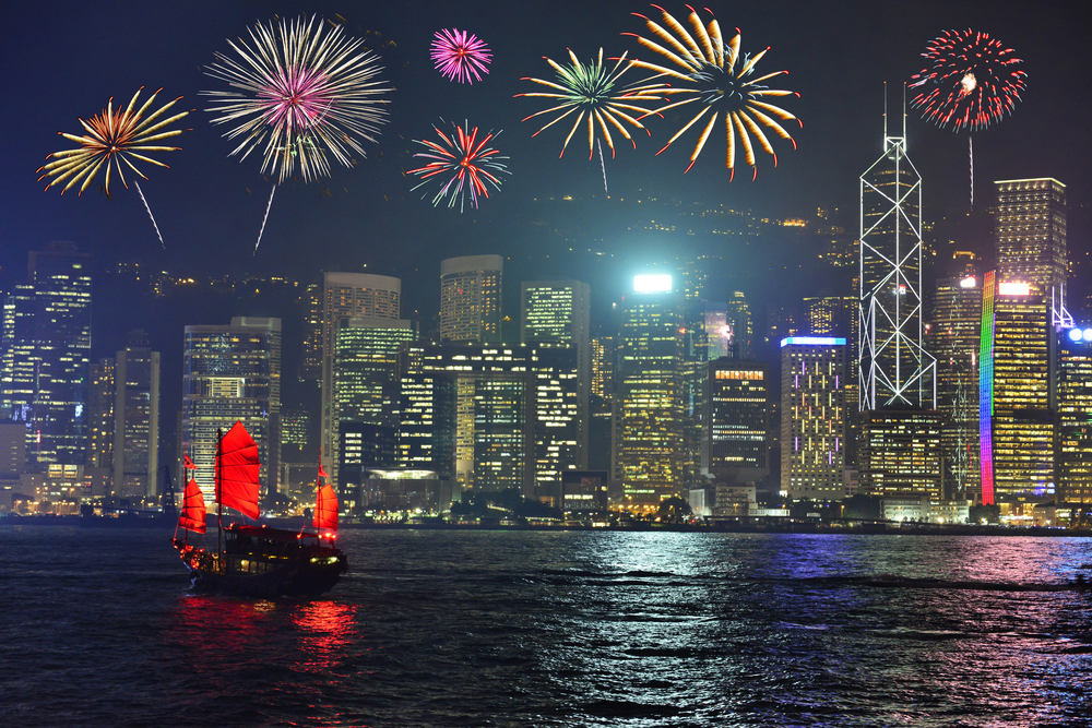 会場から望む香港の摩天楼と夜空に上がる花火の光景