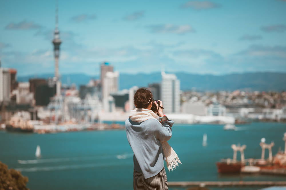 ニュージーランド・オークランドの街の風景を撮影する女性