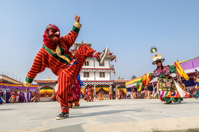 色とりどりの衣装で伝統舞踊を舞う人々