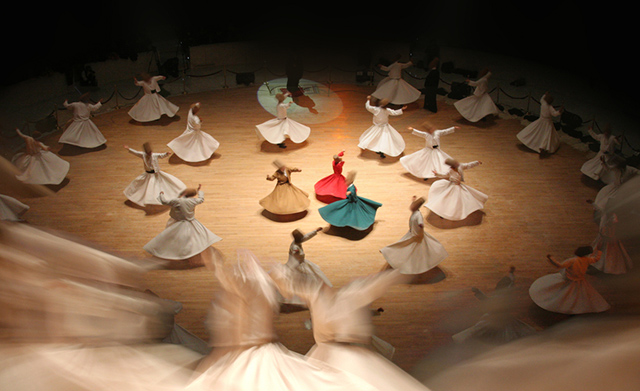 トルコ・メヴレヴィー教団の儀式　旋回舞踊「セマー」の様子