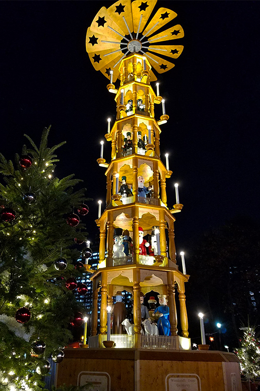 東京クリスマスマーケットの名物　木製巨大クリスマスピラミッド