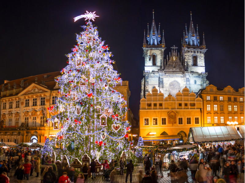 プラハ・ヴァーツラフ広場のクリスマスマーケット名物　クリスマスツリーのイルミネーション