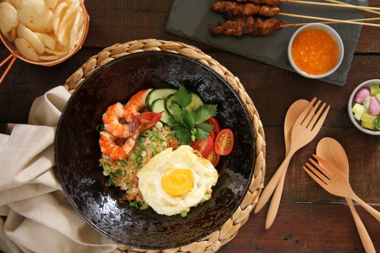 インドネシアの国民的朝食ナシゴレンが置かれた食卓