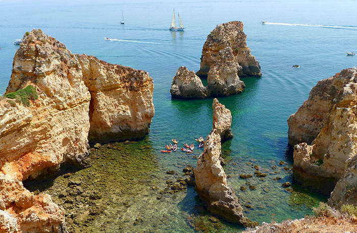 ポルトガル・アルガルヴェの岩浜と青い海