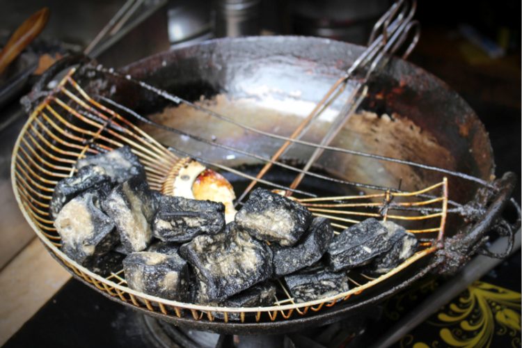 中国の名物屋台料理　臭豆腐が揚げられた様子