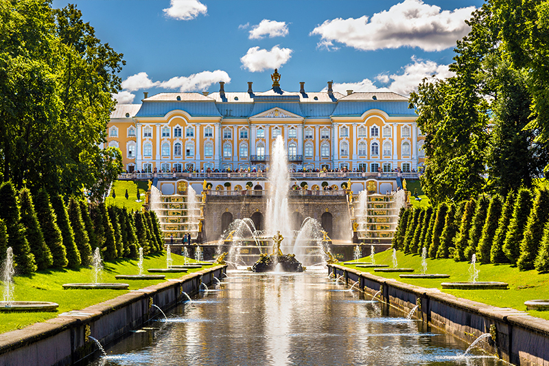 サンクトペテルブルク・ペテルゴフ宮殿の噴水庭園
