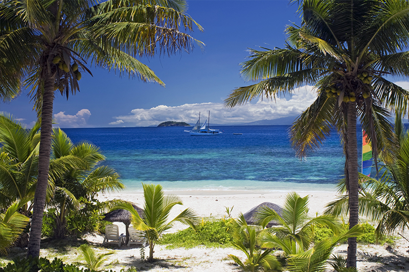 フィジー・ママヌザ諸島の美しいビーチと海に浮かぶヨット