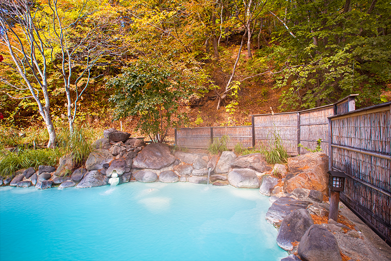 長野県伊那市・高遠温泉の露天風呂と紅葉