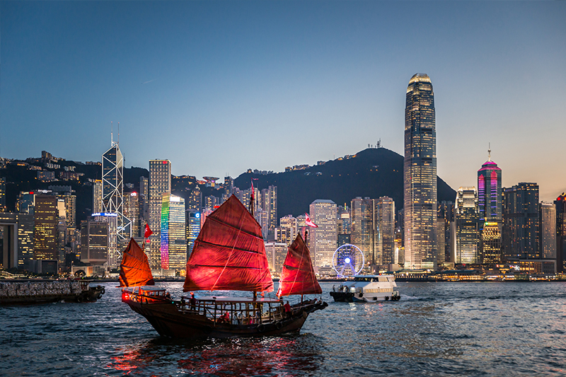 夜景が美しい香港のビクトリア・ハーバー