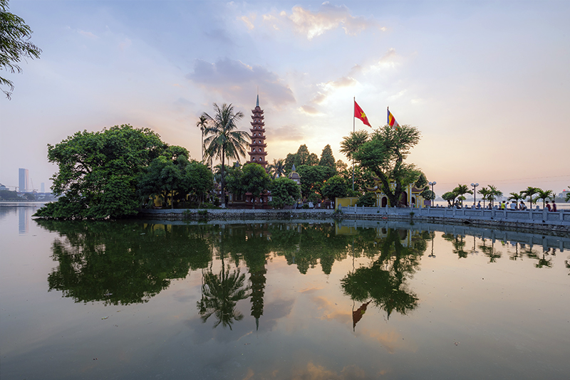 夕暮れ時のベトナム・ハノイの鎮国寺の風景