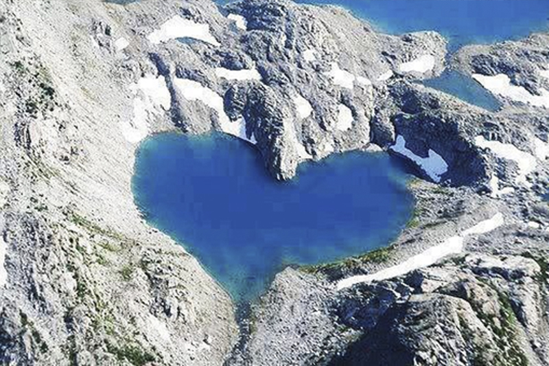 パキスタン・フンザ渓谷にあるハート型のシムシャール湖