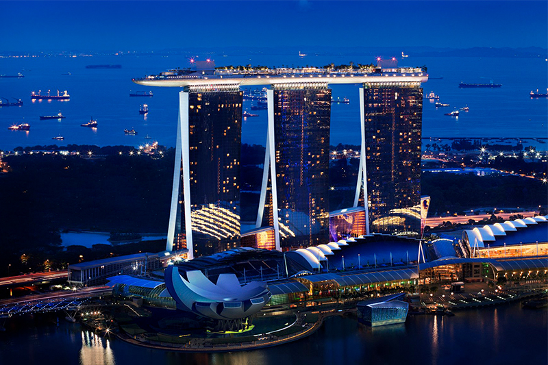 夜に輝くマリーナ ベイ サンズ シンガポール の近代的な建物