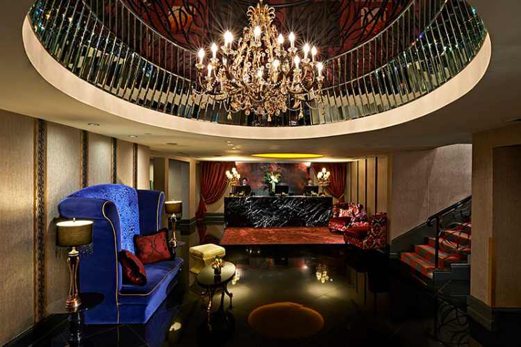 シンガポールのホテル ザ スカーレット のゴージャスなロビー