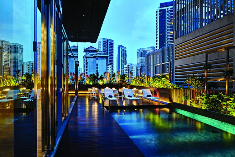 ヨーテル シンガポール オーチャード ロードの屋外プールと高層ビル街