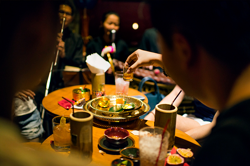 バンコクのテップ バーでお酒を楽しむ人々