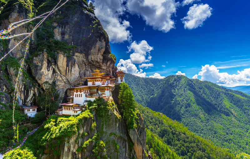断崖に佇むブータンの観光名所　タクツァン僧院と澄み切った青空の風景