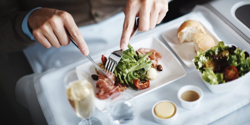 長距離フライトでゴージャスに味わう本格グルメ！機内食が美味しい世界の人気エアライン5選