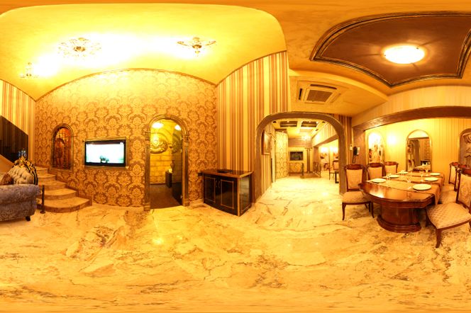 ホテル ローマ エレバン & ツアーズ