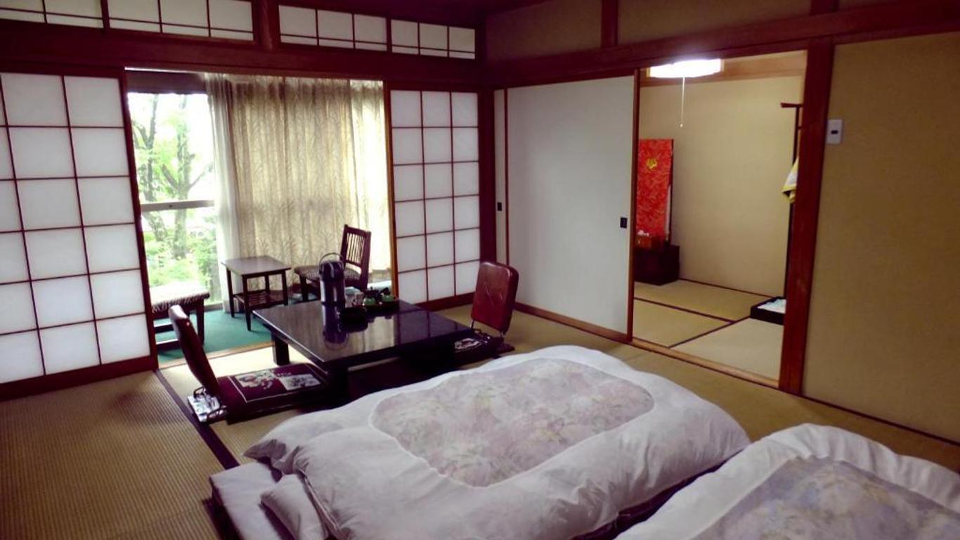 かやぶき屋根 戸隠神社の宿坊 越志旅館