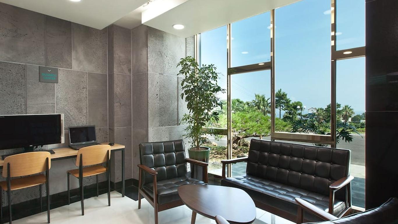 ファミリー ホテル (Familia Hotel Seogwipo)