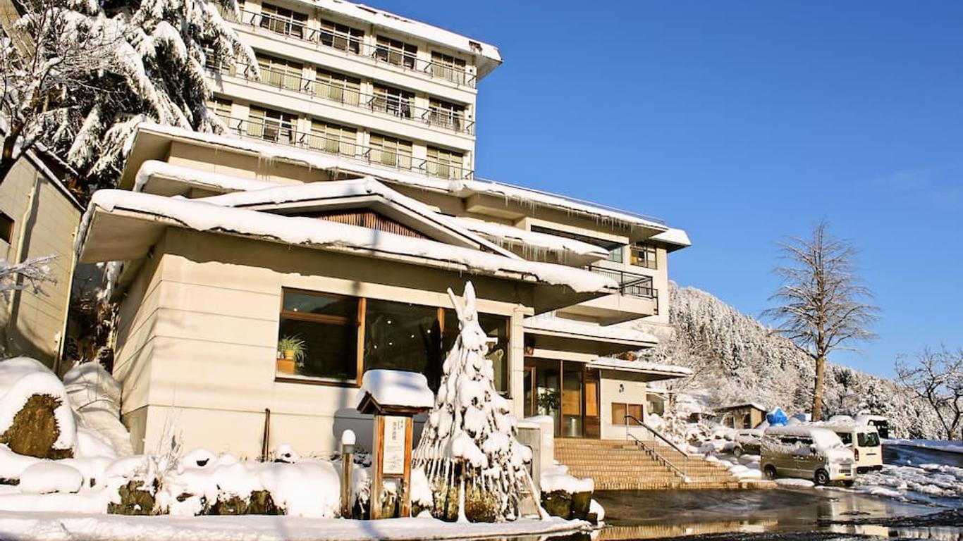 雪国の宿高半