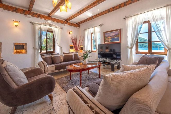 オテル アンド レストラン コンテ